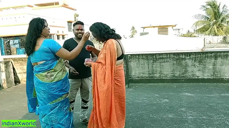 18 岁泰米尔男孩在洒红节上和两个美丽的熟女哥一起操